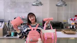 กระเป๋าเป้สะพายหลังความจุขนาดใหญ่สำหรับนักเรียนประถมหญิงรุ่นใหม่ 2025 กระเป๋าแฟชั่นสไตล์เกาหลีกระเป๋าเป้สะพายหลัง