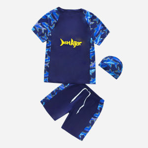 Soft Time ❤️ชุดว่ายน้ำเด็กชาย ชุดสามชิ้น พร้อมหมวก ชุดว่ายน้ำแขนสั้น กางเกงขาสั้น บางเบาและระบายอากาศได้ดี แห้งเร็ว ชุดว่ายน้ำแยกสําหรับเด็กนักเรียน เหมาะสําหรับเด็กอายุ 5-15ปี ความยืดหยุ่นที่ดี สวมใส่สบาย