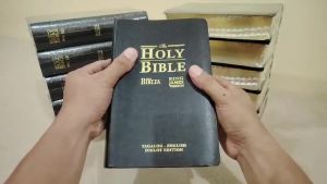 ENGLISH TAGALOG PARALLEL DIGLOT HOLY BIBLE KJV WITH THUMB INDEX & SOFT LEATHERETTE COVER - GOLD EDGEFast Shipping