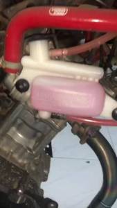 Bình nước phụ AB có nắp chế sẵn bát gắn cho các đời Yamaha Exciter 135 - 150 - 155 các đời có bán lẻ phụ kiện