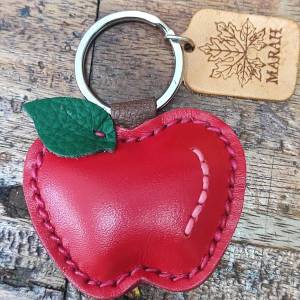 MARAH พวงกุญแจแอปเปิ้ล พวงกุญแจหนังแท้  พวงกุญแจรถยนต์ พวงกุญแจตุ๊กตา พวงกุญแจ diy น่ารัก  สำหรับผู้หญิง ผลไม้ ราคาถูก