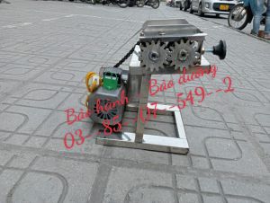 Máy cán bông con mực nướngcá đuối chạy điện gắn mô tơ giảm tốc