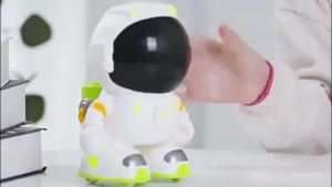 Early Education Interactive Robot  Voice Control  Childrens Toys  Astronaut Astronaut USB Charging