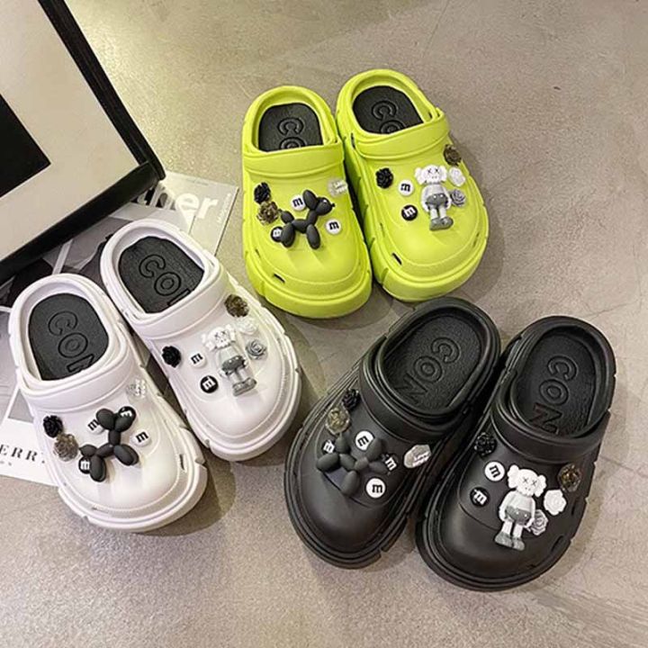 Nổi bật phong cách cùng dép crocs nữ đế cao nhập từ Trung Việt
