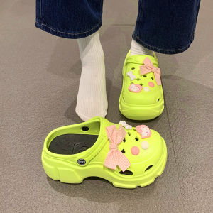 DMshoes SO CUTE รองเท้าหัวโตสไตล์เกาหลี รุ่นนี้เสริมส้นเอาใจสายแฟชั่นสุดๆ พื้นนิ่มรองรับการใช้งานใส่แล้วไม่เจ็บหน้าเท้า จะคุมโทนมินิมอลขาว ดำก็ปัง หรือจะสดใสแบบเขียวก็รอด แถมยังได้ตัวการ์ตูนสีชมพูคิ้วท์ๆไปทำคอนเทนต์ได้เพลิดเพลินอีกแมทช์