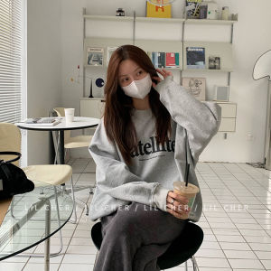 LHMoonlight ถูกมาก เสื้อสเวตเตอร์แฟชั่น งานใหม่ใส่ได้ทั้งผู้หญิงและผู้ชาย เนื้อผ้าไม่หนาเลยเน้นใส่แบบสบายๆใช้งานได้ทุกวัน มีสกรีนลายตรงหน้าอกด้วย สวยคุ้มเท่ห์แบบนี้ไม่ควรพลาด