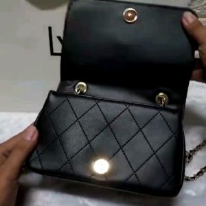 กระเป๋าสะพายข้าง LYN หน้าโซ่ รุ่น 8 นิ้ว มีอุปกรณ์ครบ รุ่นตามหาเเต่งโซ่สีทอง