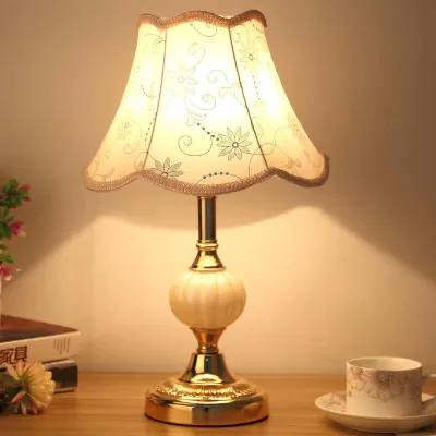 ยุโรปสไตล์แก้วธรรมดาตารางโคมไฟแฟชั่น Warm Light ห้องห้องนอนตกแต่งโคมไฟข้างเตียงขอ