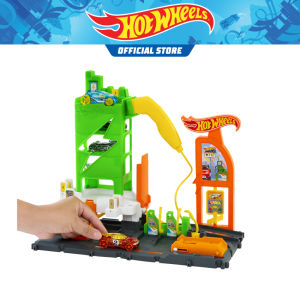 Hot Wheels City Super Recharge Fuel Station With 1:64 Scale Toy Car