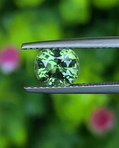 พลอย เขียวส่อง (ฺGreen Sapphire) 1.34 กะรัต (Cts.) พลอยแท้ อัญมณีมงคลประจําวันเกิด เครื่องประดับพลอย