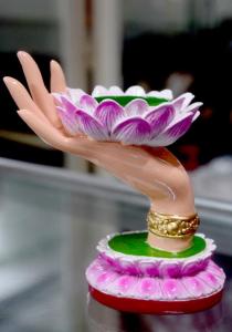 [HCM]Tượng bàn tay Phật nâng hoa sen vẽ thủ công cao 12cm