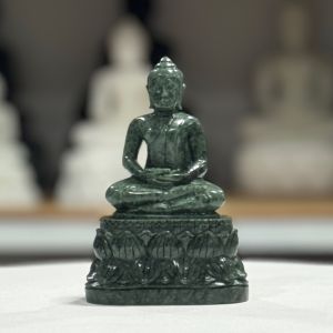 พระบูชา พระพุทธรูป พระแกะสลัก รูปทรง พระแก้วมรกต ปางนั่งสมาธิ หินเขียว หน้าตัก 3 นิ้ว สูง 6.5 นิ้ว น้ำหนัก 1.2 กิโลกรัม