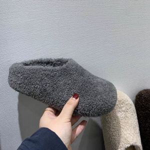 Renben Dép nữ thời trang mới mùa thu và mùa đông đế dày đệm bảo vệ ngón chân dép nửa chân nữ đế phẳng Lót Lông Cừu