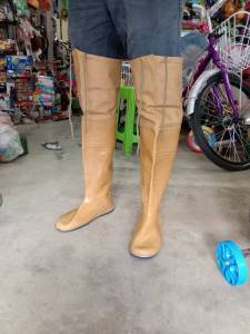 รองเท้าบูทยางกันน้ำความสูง 22นิ้วใส่ลุยโคลนทั้งบนบกและในน้ำกันหอยกันเชื้อโรคน้ำหนักเบาใส่กระชับเนื้อนุ่มใส่สบายมีร่องที่พื้นกันลื่นเนื้อยางคุณภาพเกรด a มีความเหนียวนุ่มคงทน