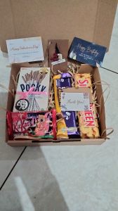 Kado box Cokelat  dan bunga Hampers cokelat cewek Ulang tahun Pacar