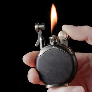 Hộp Quẹt Bật Lửa Xăng Đá Cheif CF213 Thiết Kế Độc Lạ Nhiều Màu - Dùng Xăng Bấc Đá Cao Cấp ( giao màu ngẫu nhiên ) (KHÔNG CHỨA XĂNG GAS)