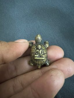 รูปจากผู้ขายบน Lazada: เหรียญพญาเต่าเรือนหลวงปู่หลิว รุ่นปลดหนี้ เนื้อทองเหลืองเเท้ ขนาดของงาน 3ซม. บูชาด้านโชค ด้าน สุข เงินไม่ขาด ตั้งราคา ฿69 ขายแล้ว 78 ชิ้น