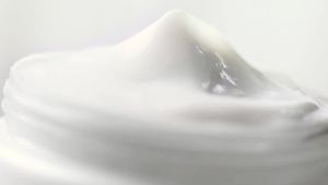 OceAura  Krim Pelembap Madu Lemak Sapi   Krim perawatan wajah kering yang menghidrasi melembapkan dan menghaluskan kulit