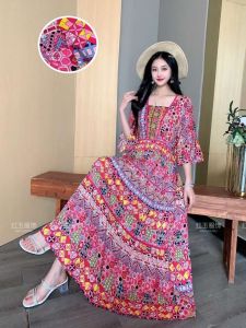 เดรส เดรสยาว เดรสสาวอวบ (ลายหกเหลี่ยม) เดรสสไตล์โบฮีเมี่ยน พิเศษงานปักที่อกสวยหรู กุ้นขอบกระโปรงแต่ละชั้น ใช้ผ้าเยอะมาก อก32-44 เอว 44 สะโพกฟรีไซด์ ยาว47 นิ้ว มีเชือกผูกหลัง ทำจากผ้าสปัน พริ้วสวย มีน้ำหนัก ใส่เย็นสบาย ส่งจากไทย