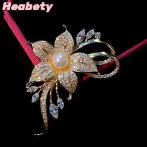 Heabety Exquisite Flower Pearl Brooch Fashion Metal Lapel Pins For Women Girls Versatile Shiny Corsage Clothing Accessories Gifts
