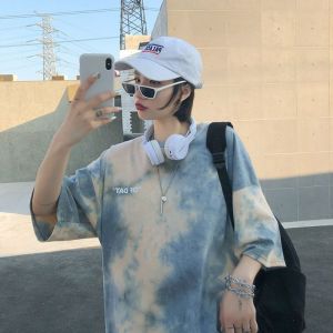 LHShoess จัดส่งในไทย เสื้อผ้าแฟชั่น เสื้อยืดมัดย้อมทรงปกติ เนื้อผ้าใส่สบาย มี 2 ลายสีให้เลือก อยากใส่แบบโอเวอร์ไซซ์ให้บวกไซซ์เพิ่มเพราะทรงเสื้อเป็นแบบปกติ