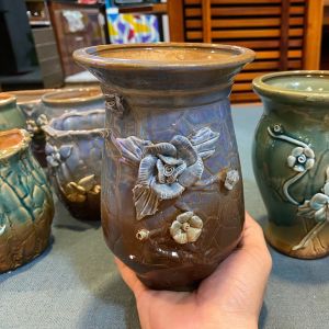 Chậu men bóng hoa nổi dáng bình hoa - Size : 9 x 16 cm ( Đường kính x Cao)