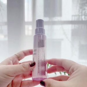 Xịt Khóa Makeup Maybelline Super Stay Double Fixer Spray Dưỡng Ẩm Lâu Trôi 55ml - Vòi xịt phun sương siêu mịn ở cấp độ micro sẽ tạo ra những hạt sương nhẹ nhàng phủ đều và tệp vào da một cách "vô hình" mang lại cảm giác thoải mái và nhẹ mặt suốt cả ngày