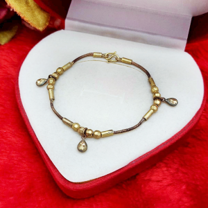 สร้อยข้อมืองานดิบทองเหลืองลายกระดูกงูกลมคั่นเม็ดห้อยจี้หยดน้ำตัดลาย ความยาว 6.5 นิ้ว งานดิบไม่ได้ชุบ ทองเหลืองโบราณ ใส่อาบน้ำได้ พร้อมส่ง