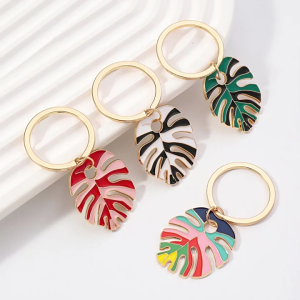 Colorful Resin Leaf Pendant Keychain Trendy Bag Charm Keyring Decoration for Nature Lovers and Fashion Enthusiasts