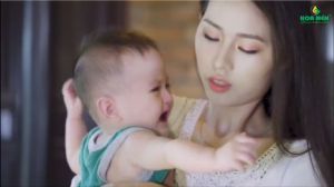 Tinh dầu tràm Hoa Nén nguyên chất 50ml. Dầu tràm gió thiên nhiên giúp giữ ấm phòng ho cảm cho bé hiệu quả. Tinh dầu tràm Hoa Nén - Giao Hoả Tốc