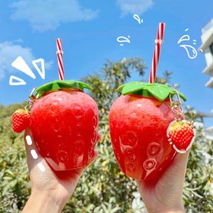 Bình đựng nước hình quả dâu tây dung tích 500ml full phụ kiện móc treo và ống hút.