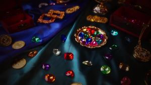 100 Pieces Toy Gems Pirate Treasure Jewels Fake Acrylic Gems Multicolor Bling Diamonds Plastic Gemstones with a Drawstring Bag for Party Table Decorations Pirate Party Favors