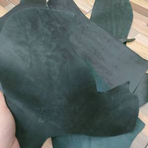 เศษหนังแท้-ออยขัด(ราคา 160บาท/กก.)  โทนสีน้ำตาล🌰 -หนา 1.4-2.0 มม. -ขนาด : เกือบๆA4 บางผืนใหญ่ก็ว่าA4 -แช่น้ำ ดัดทรง /ขัดขอบขึ้น