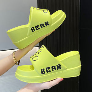 Pishops  new collection รองเท้าแตะแฟชั่นสตรี เสริมส้นสวยๆ สกรีนลายน้องหมีสุดน่ารัก มีให้เลือกถึง 4 สี สดใสเอาใจสาวๆสุดๆ ราคาไม่แพง รีบเลย