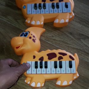 Một chiếc đàn mini hình Khủng long bằng nhựa tặng kèm pin