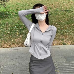 แจ็คเก็ตกันแดดสัมผัสน้ำแข็งสำหรับผู้หญิง แห้งเร็วและเบาสบาย ป้องกันรังสี UV นอกบ้านในฤดูร้อน แจ็คเก็ตมีฮู้ดระบายอากาศได้ดี