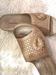 รองเท้าสุขภาพหญิง Enrichs Piner งานเย็บสุดประณีต ใส่ทน ใช้งานได้นาน ดีไซน์เรียบหรู สวยทุกมุมมอง เบา เดินสบายไม่เมื่อย สูง 1 นิ้ว เสริมบุคลิก เพิ่มความมั่นใจ สีแทนสุดคลาสสิก แมทช์ง่าย เข้ากับทุกลุค มีให้เลือกตั้งแต่ขนาด 37-41  ไม