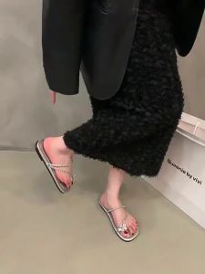 COD  Sarung Jari Kaki Dua Kali Memakai Selipar Selipar Wanita Pakaian Luar Musim Panas 2024 Keluar Tumit Rendah Tapak Rata Baru Berlian Imitasi Bernilai Tinggi Selipar Flip Flop  Sem