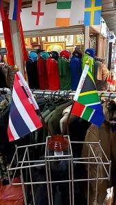 ธง ไทย อาฟริกาใต้ THAILAND SOUTH AFRICA ธงนานาชาติ ธงตั้งโต๊ะ ขนาด 14×20cm เสาไม้ ตัววี ขนาด เส้นผ่านศูนย์กลาง 7.5cm สูง 35cm