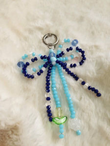 Nơ pha lê handmade – charm treo túi / móc khóa pha lê phản sáng