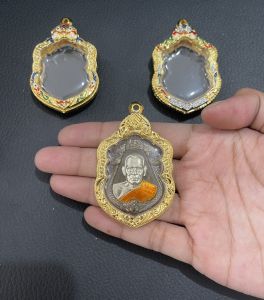 ( แถมฟรี สร้อย1เส้นต่อ1 ออเดอร์ )กรอบพระ เสมา รุ่น เจ้าสัว หลวงพ่อพัฒน์ ขนาด สูง 4.5 กว้าง 2.8 ซม.(กรอบงานชุปทองไมครอนไม่ลอกไม่ดำ)