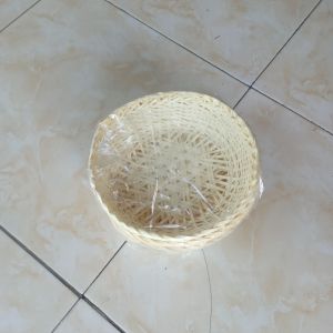 piring dari anyaman bambu
