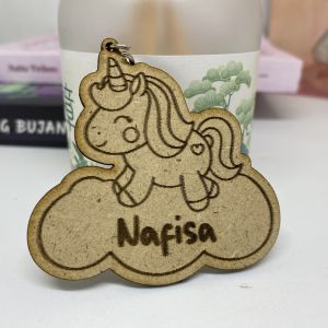 Gantungan kunci desain karakter bisa custom nama untuk hadiah dan souvenir wedding