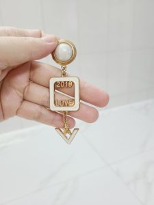 Hoa cài trang trí lên nón túi xách balo