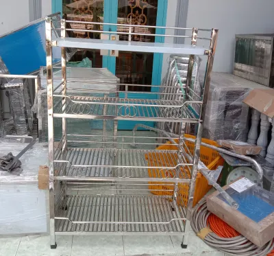 Kệ inox 4 tầng ( 1 tầng tấm và 3 tầng ống xỏ ).Inox 201 dày kích thước 40cm x 80cm cao phủ bì 125cm...