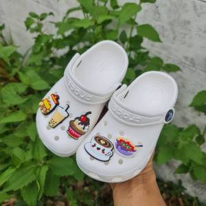 (สั่งซื้อ1คู่แถมตุ๊กตาติดรองเท้าให้ 2 ชิ้น มูลค่า50฿) Crocs Classic Clog Kid มี10สี รองเท้าหัวโตเด็ก รองเท้าเด็กสวยๆ รองเท้าเบาและนิ่มใส่สบาย เด็กๆใส่สวยถนอมฟ้าเท้า ใส่ทนทานใส่ได้นาน สิ้นค้าพร้อมส่งทุกสีทุกไซส์