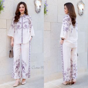 ชุดเซ็ทเสื้อ+กางเกงลินินแท้เกรดพรีเมี่ยม ชุดมาพร้อมลวดลายสุดเก๋ ลายพิมพ์คมชัด โดดเด่นด้วยกระดุมมุก แขนสามารถพับเบิ้ลได้ กางเกงมีกระเป๋า ชุดนี้สวยเก๋ มีคลาสมากค่ะ