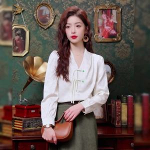 AMMIN 2024เสื้อแฟชั่นคอวีแบบเรียบง่ายสำหรับฤดูใบไม้ผลิสไตล์จีนใหม่แบบ R ติดเล็บลูกปัดดิสก์แบบมีขอบเสื้อผู้หญิงหรูหรารุ่นปรับปรุงเสื้อเชิ้ตแขนยาวไฮเอนด์