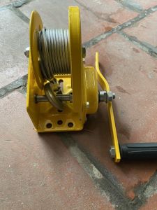 ời quay tay tự hãm chính hãng nhập khẩu. Tải trọng từ 1200 lbs (540kg) Cáp 5 mm INOX dài 20m