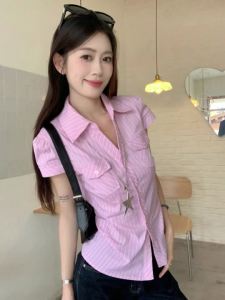 แบบเกาหลี เสื้อแขนสั้นลายทางสีชมพูสำหรับผู้หญิง ฤดูร้อน ดีไซน์เข้ารูป ช่วยให้ดูเพรียวบาง เสื้อที่ใช้งานได้หลากหลาย